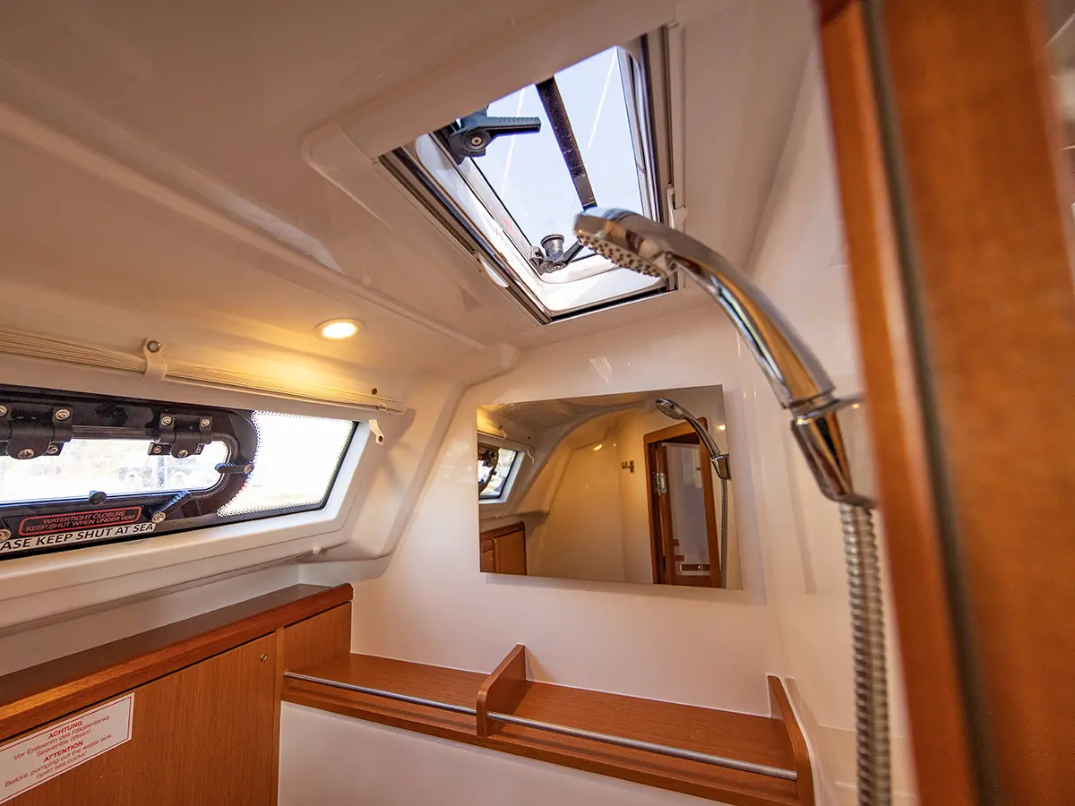 Bavaria 37