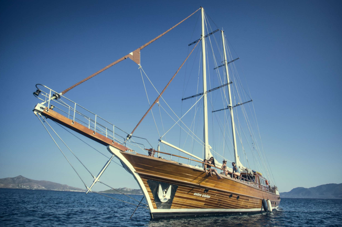 'Entre Cielos' 104 foot charter schooner