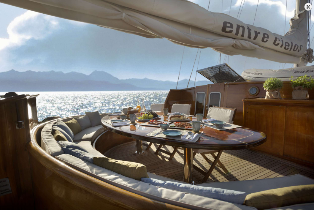 'Entre Cielos' 104 foot charter schooner