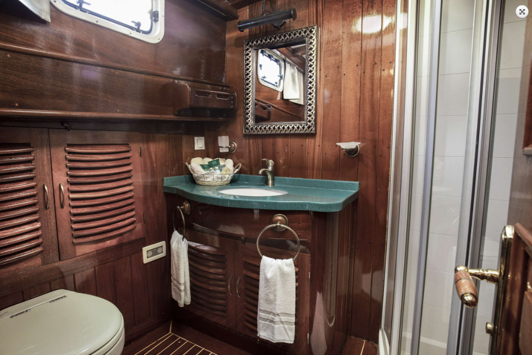 'Entre Cielos' 104 foot charter schooner