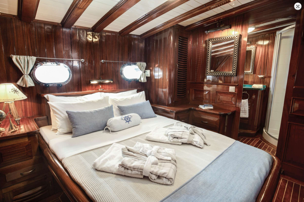 'Entre Cielos' 104 foot charter schooner
