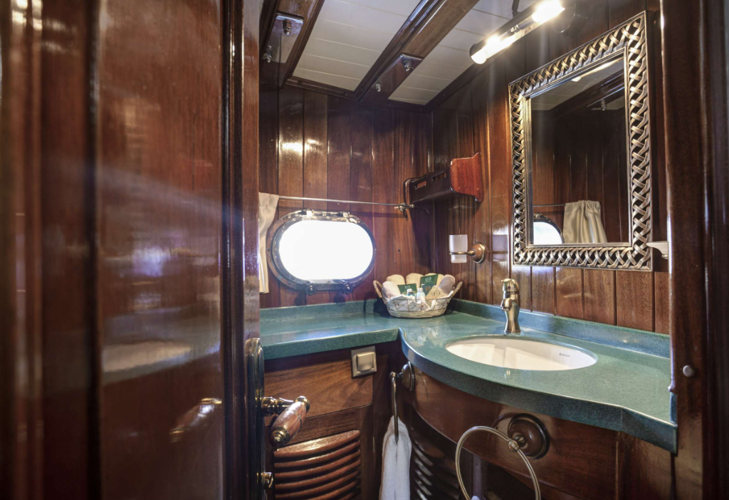 'Entre Cielos' 104 foot charter schooner