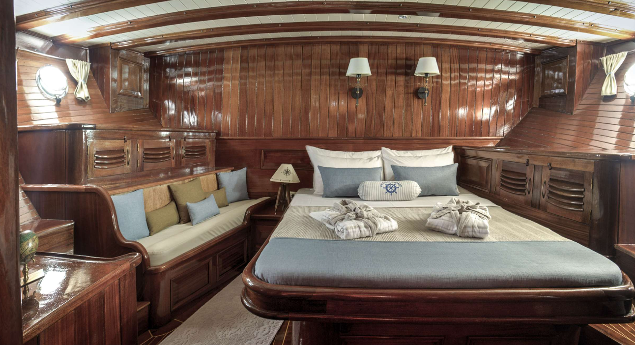 'Entre Cielos' 104 foot charter schooner