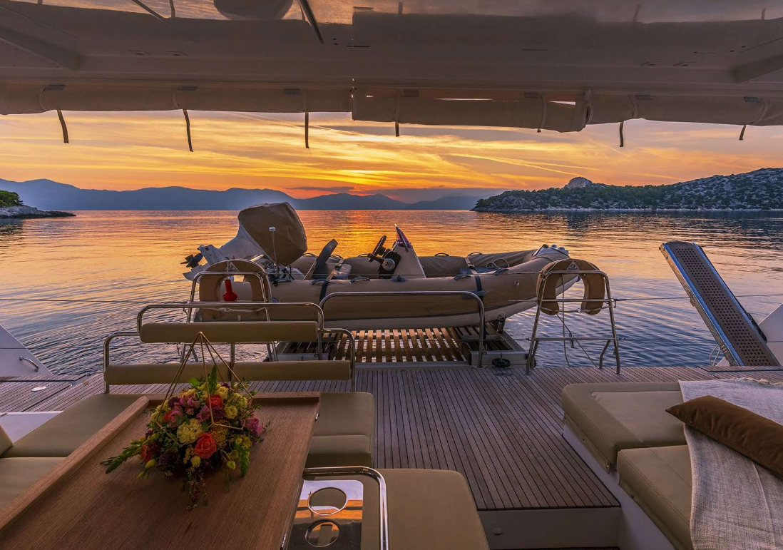 'Flo' Lagoon 52 crewed catamaran