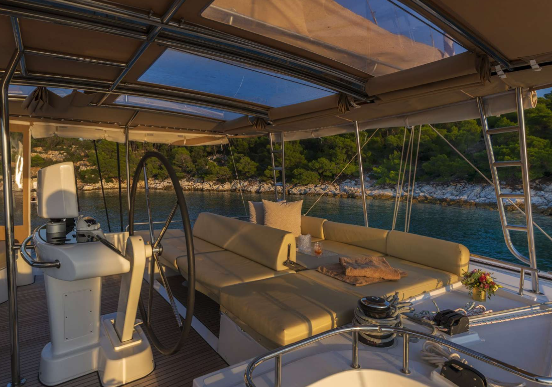 'Flo' Lagoon 52 crewed catamaran
