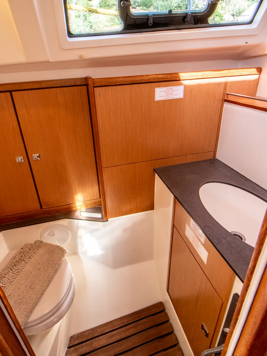 Bavaria 37